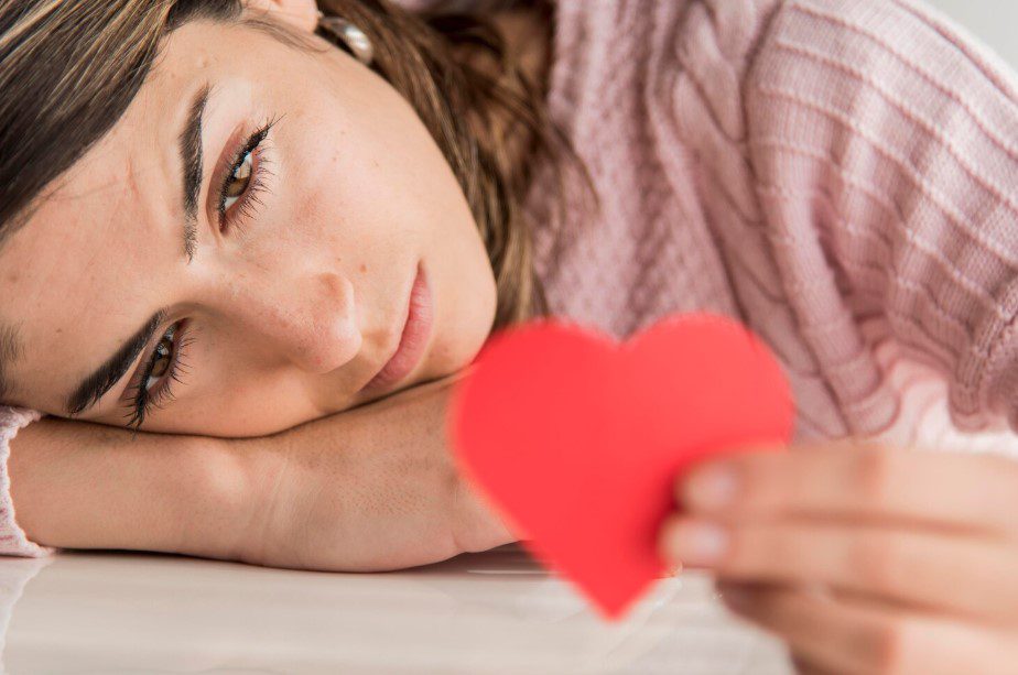 Duygusal Açlığın Gölgesinde: Öğretilmiş Benliğin İnşası ve Kurgu Olarak Kimlik